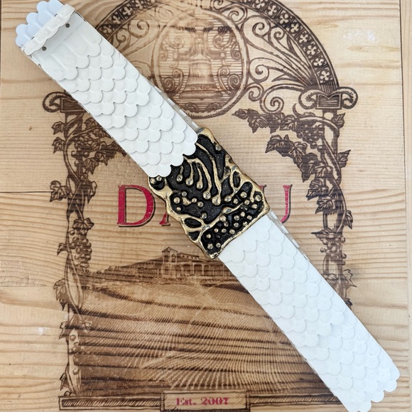 Vintage 70s White Stretch Belt w/ Gold & Black Sculptural Buckle Statement - Picture 2 of 6